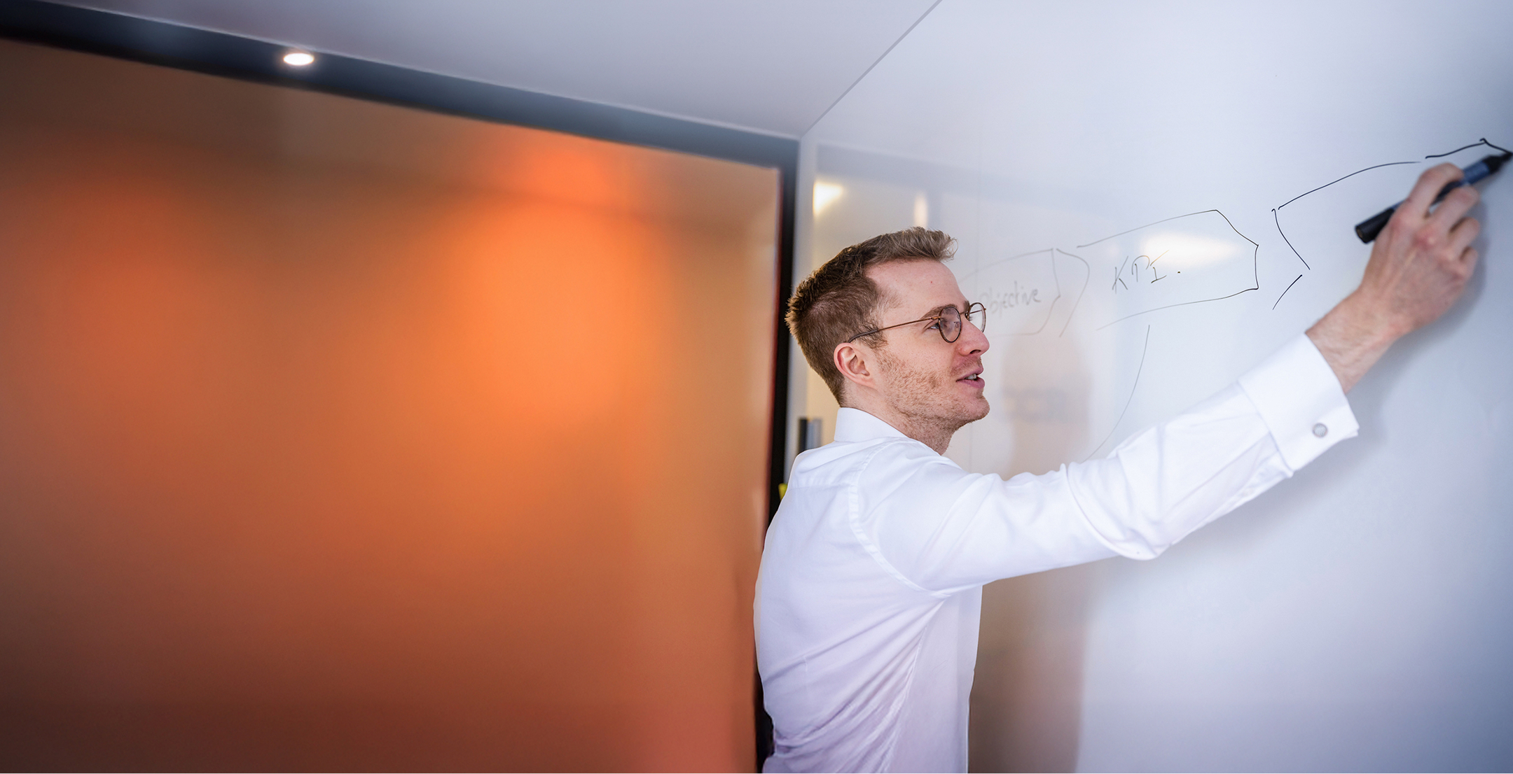 Nicolas Vandeput teaching at a whiteboard
